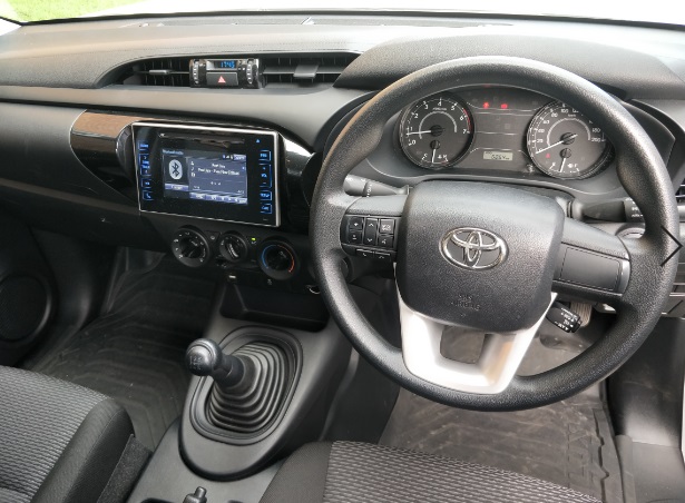 manual-toyota-hilux-workmate-interior